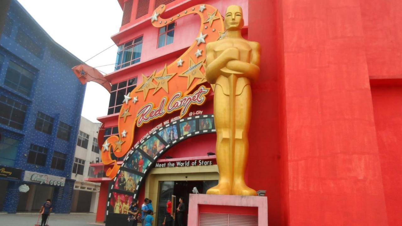Sinar Rasa Homestay At I-Soho, I-City Shah Alam Buitenkant foto The entrance of the wax museum